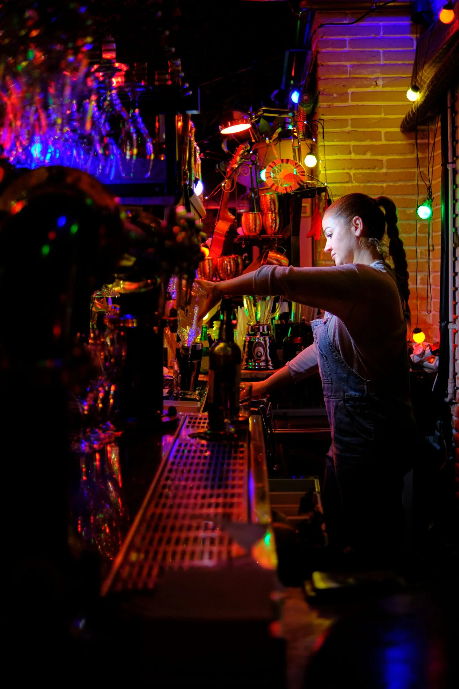 camarera prepara bebida