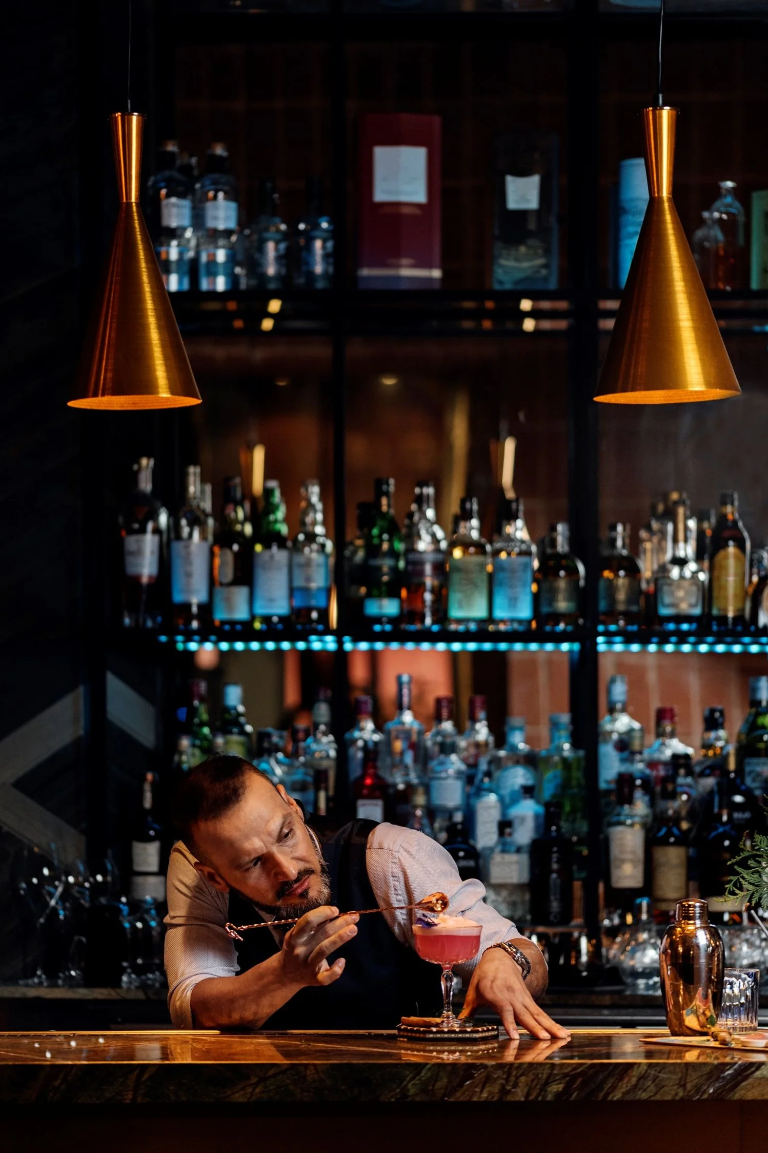 hombre en barra sirviendo copa