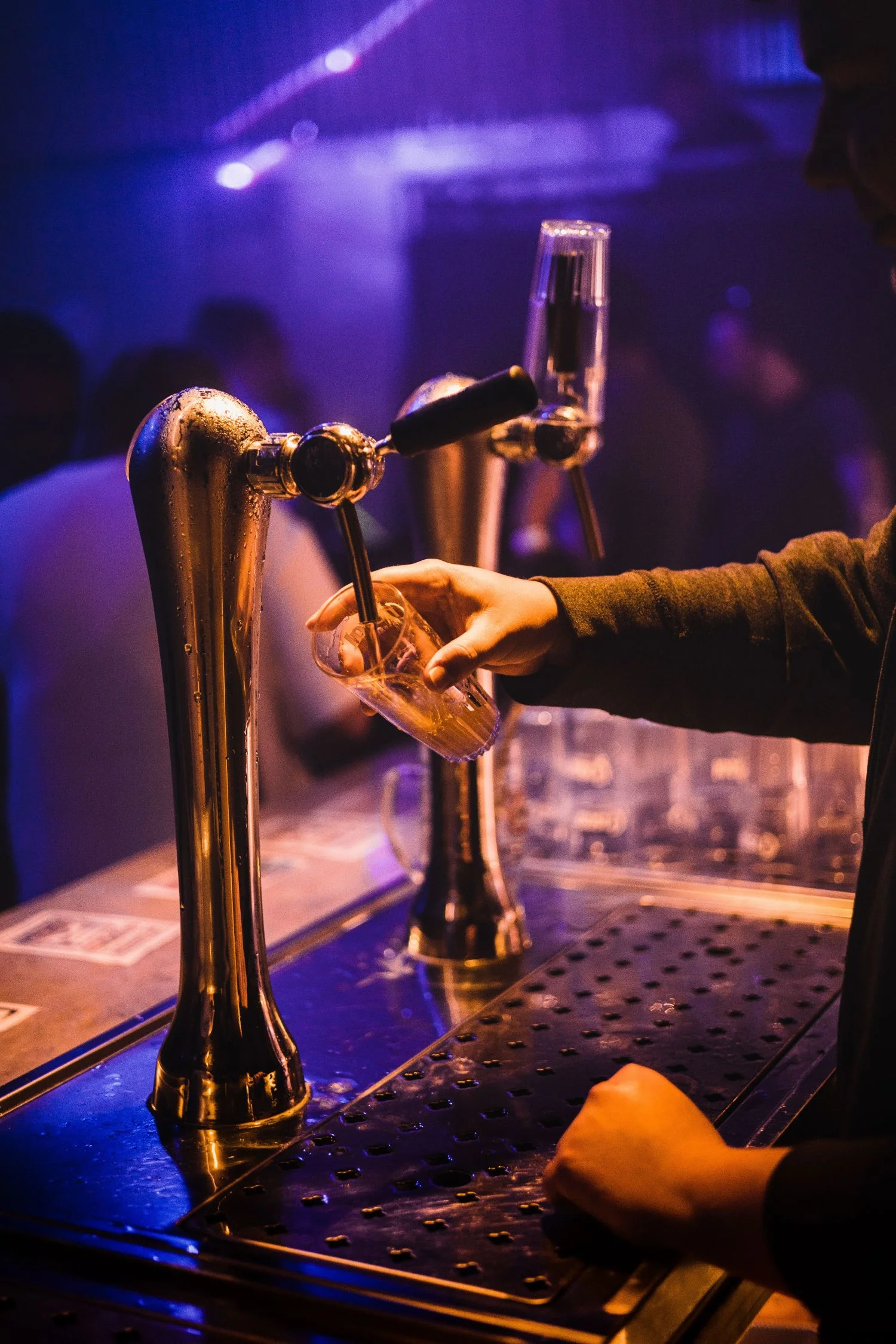 hombre sirviendo cerveza